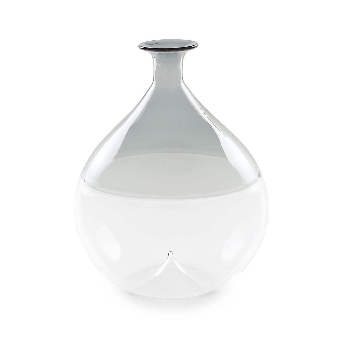 Delicato ed esclusivo, il Vaso monofiore grigio cm 19  della collezione "Ametà" di Rituali Domestici è realizzato in pregiato vetro soffiato borosilicato. Con la sua eleganza senza tempo, questo vaso aggiungerà un tocco di lusso e stile alla tua casa. Dimensioni: Ø 15 x 19 h cm