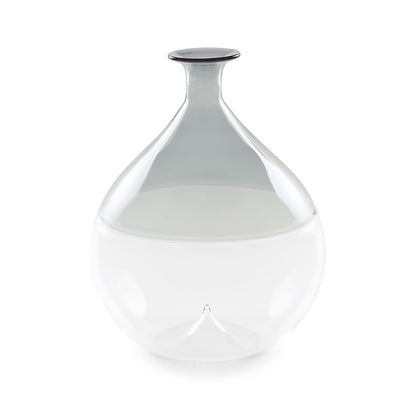Delicato ed esclusivo, il Vaso monofiore grigio cm 19  della collezione "Ametà" di Rituali Domestici è realizzato in pregiato vetro soffiato borosilicato. Con la sua eleganza senza tempo, questo vaso aggiungerà un tocco di lusso e stile alla tua casa. Dimensioni: Ø 15 x 19 h cm