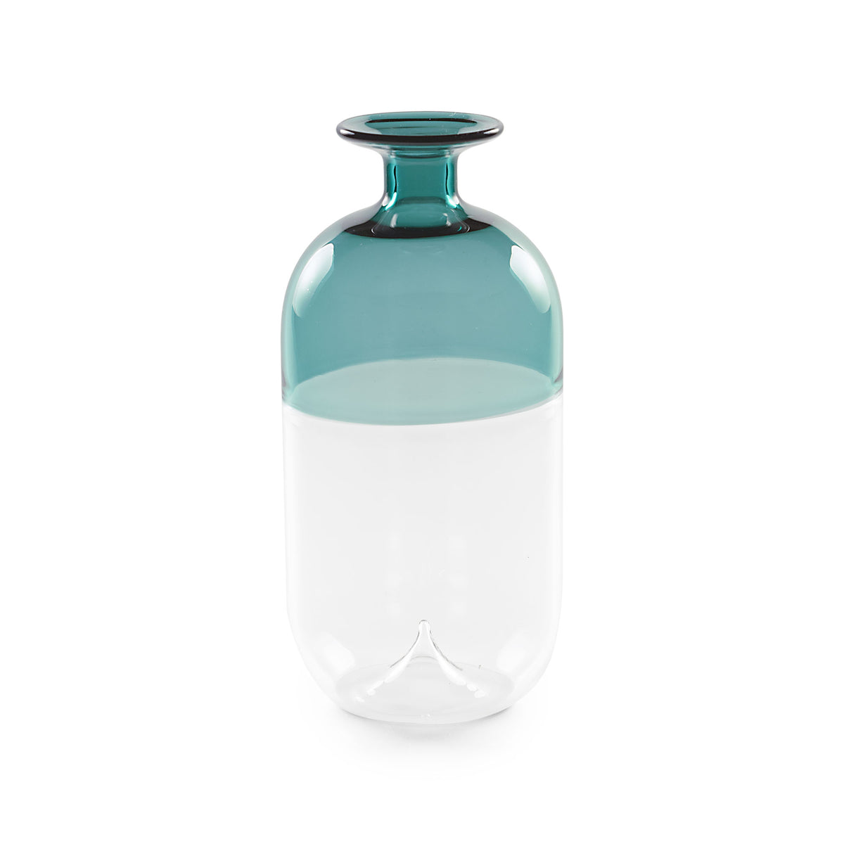 Delicato ed esclusivo, il Vaso monofiore verde cm 17  della collezione "Ametà" di Rituali Domestici è realizzato in pregiato vetro soffiato borosilicato. Con la sua eleganza senza tempo, questo vaso aggiungerà un tocco di lusso e stile alla tua casa. Dimensioni: Ø 8 x 17 h cm. In negozio e online su tuttochic.live 