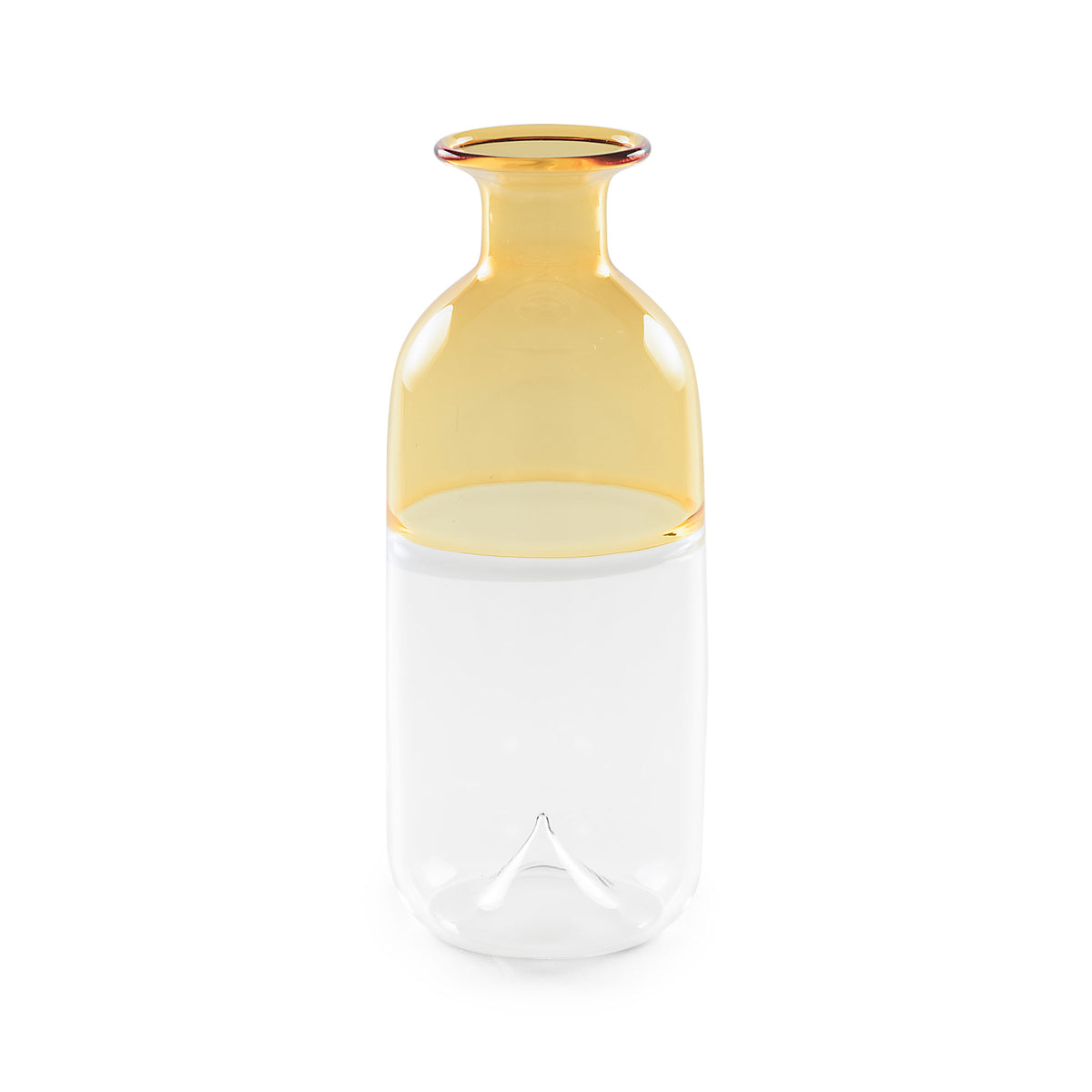 Delicato ed esclusivo, il Vaso monofiore giallo cm 18,5  della collezione Ametà di Rituali Domestici è realizzato in pregiato vetro soffiato borosilicato. Con la sua eleganza senza tempo, questo vaso aggiungerà un tocco di lusso e stile alla tua casa. Dimensioni: Ø 7,5 x 18.5 h cm. In negozio e online su tuttochic.live 