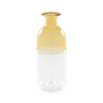 Delicato ed esclusivo, il Vaso monofiore giallo cm 18,5  della collezione Ametà di Rituali Domestici è realizzato in pregiato vetro soffiato borosilicato. Con la sua eleganza senza tempo, questo vaso aggiungerà un tocco di lusso e stile alla tua casa. Dimensioni: Ø 7,5 x 18.5 h cm. In negozio e online su tuttochic.live 