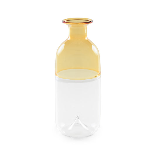 Delicato ed esclusivo, il Vaso monofiore giallo cm 18,5  della collezione Ametà di Rituali Domestici è realizzato in pregiato vetro soffiato borosilicato. Con la sua eleganza senza tempo, questo vaso aggiungerà un tocco di lusso e stile alla tua casa. Dimensioni: Ø 7,5 x 18.5 h cm. In negozio e online su tuttochic.live 