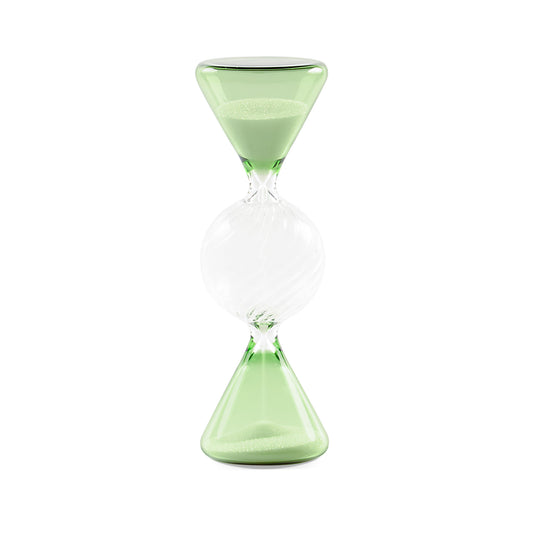 La Clessidra Caramella  "Scorrendo" è un'elegante ed esclusiva creazione di Rituali Domestici realizzata in pregiato vetro borosilicato con delicate sfumature di colore verde. La sua forma fluida e sinuosa ricorda un flusso di tempo inarrestabile. Dimensioni: Ø 5 x 16 h cm. In negozio e online su tuttochic.live 