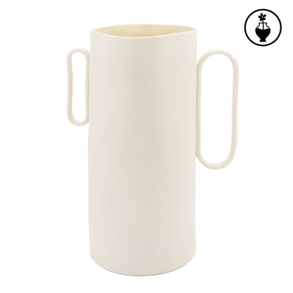 Esibisci la tua eleganza con il Vaso basso "PORTAMI". Realizzato in gres porcellanato di colore beige chiaro, questo vaso aggiungerà un tocco di classe alla tua casa. Perfetto per esporre le tue piante o come oggetto decorativo. Resistente all'acqua Dimensioni: cm 20 x 12 x 27 h. In negozio e online su tuttochic.live