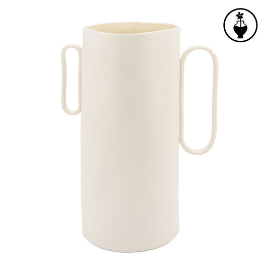 Esibisci la tua eleganza con il Vaso basso "PORTAMI". Realizzato in gres porcellanato di colore beige chiaro, questo vaso aggiungerà un tocco di classe alla tua casa. Perfetto per esporre le tue piante o come oggetto decorativo. Resistente all'acqua Dimensioni: cm 20 x 12 x 27 h. In negozio e online su tuttochic.live