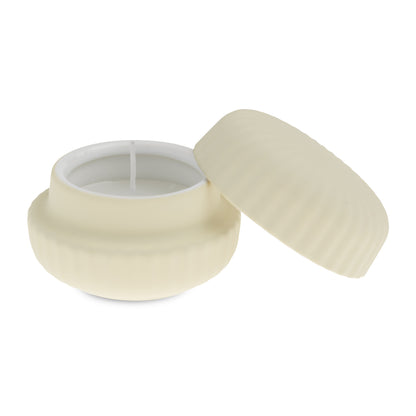 Esaltate i sensi con la Candela profumata con coperchio della collezione "Soffidiluce" di Rituali domestici. Realizzata in ceramica lavorata con un effetto tattile affascinante, questa candela è disponibile in 3 colori eleganti. Dimensioni: Ø 8 x 5.5 h cm. In negozio e online su tuttochic.live