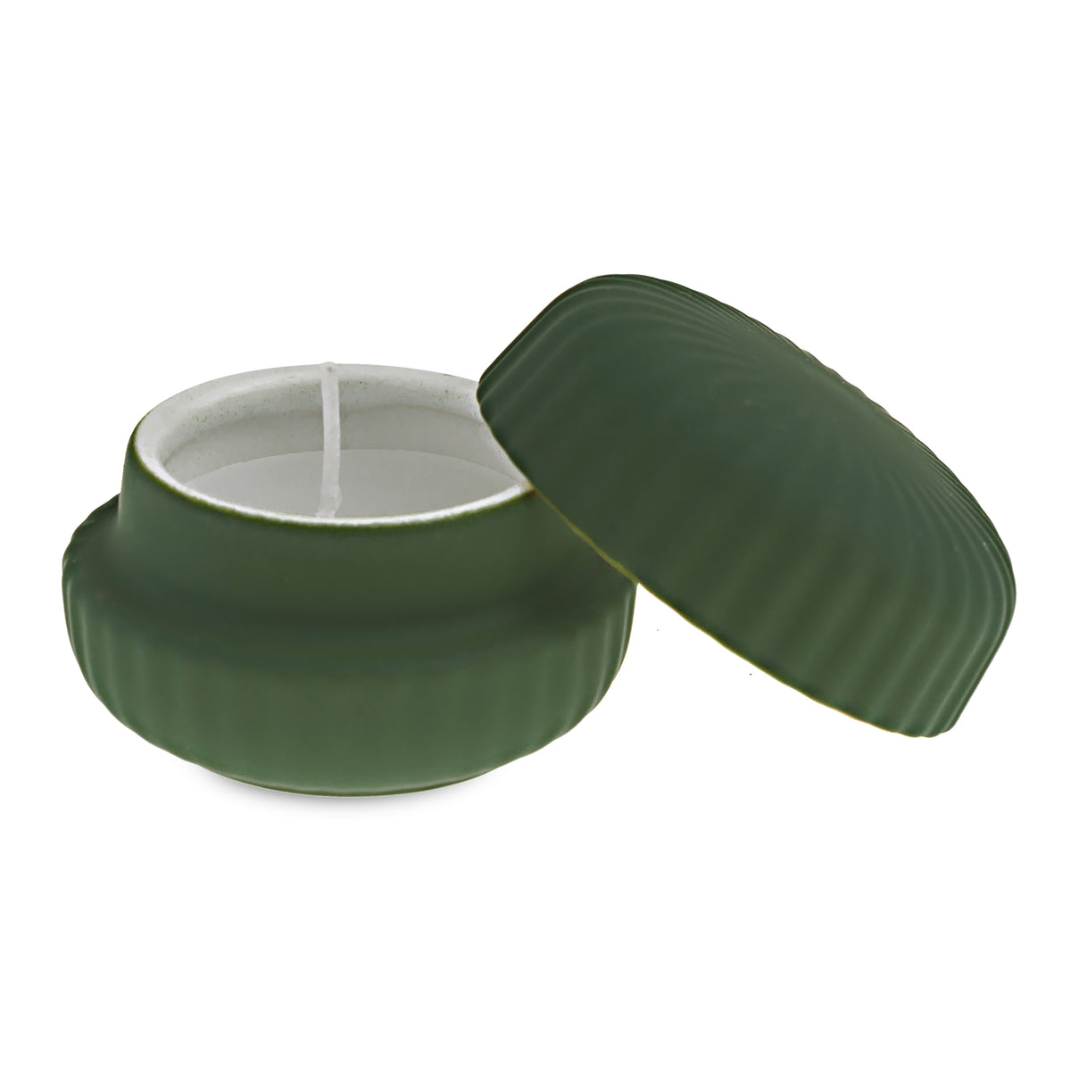 Esaltate i sensi con la Candela profumata con coperchio della collezione "Soffidiluce" di Rituali domestici. Realizzata in ceramica lavorata con un effetto tattile affascinante, questa candela è disponibile in 3 colori eleganti. Dimensioni: Ø 8 x 5.5 h cm. In negozio e online su tuttochic.live