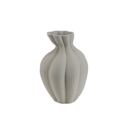 Vaso decorativo obliquo L "Atena". Realizzato in ceramica di colore grigio con stampante 3D. Dimensioni: cm Ø 18 x 28 h. In negozio e online su tuttochic.live