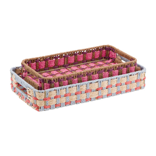 Set di 2 vassoi di dimensioni diverse rosa/azzurro "INCARTA". Realizzati con intrecci di carta trattata e colorata intorno ad un telaio in metallo Dimensioni: cm 33 x 23.5 x 6 h - 38 x 29 x 7 h. In negozio e online su tuttochic.live