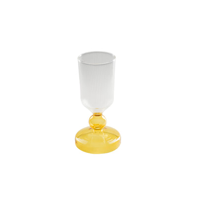 Vaso base ambra è un elegante e raffinato pezzo di design realizzato in vetro borosilicato.  Dimensioni: cm Ø 10,5 x 20 h. In negozio e online su tuttochic.live