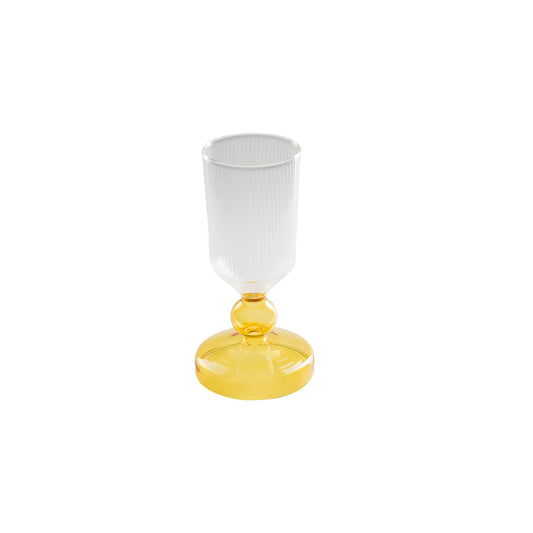 Vaso base ambra è un elegante e raffinato pezzo di design realizzato in vetro borosilicato.  Dimensioni: cm Ø 10,5 x 20 h. In negozio e online su tuttochic.live