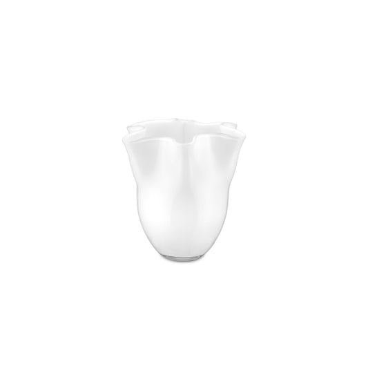Vaso in vetro bianco scultoreo collezione Tempo di Rituali Domestici con apertura ondulata a fazzoletto.