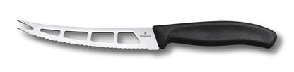 Coltello da burro e formaggi molli dotato di un filo ondulato e ben affilato, con speciali fori e una punta doppia, questo coltello riduce la frizione. Taglierai e preparerai le porzioni senza sforzo • Manico nero in Polipropilene• Lunghezza lama: 14 cm Lavabile in lavastoviglie. In negozio e online su tuttochic.live