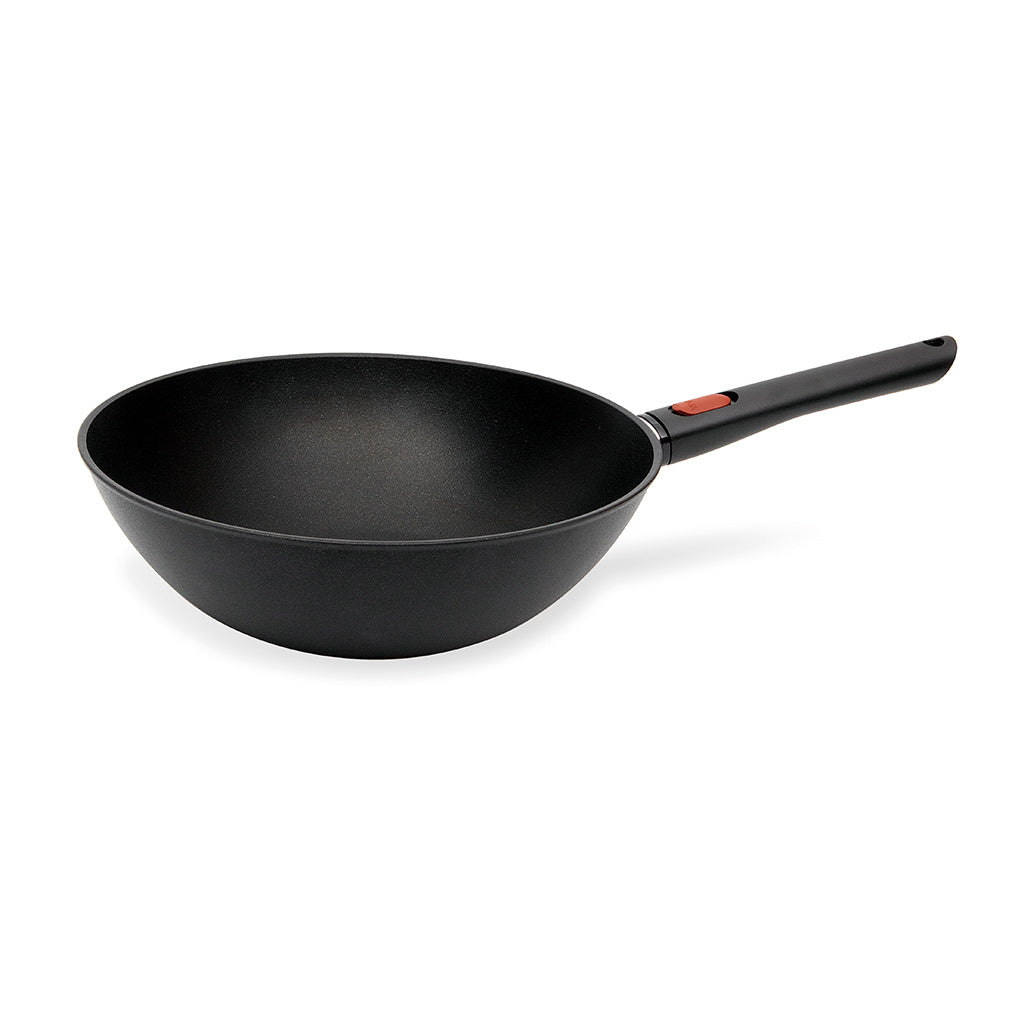 Wok antiaderente in alluminio riciclato facile da maneggiare 35% più leggera delle padelle Diamond Lite, adatta a tutti i tipi di cucine. Il rivestimento antiaderente Saphir è perfetto per cucinare senza grassi, manico removibile. Lavabile in lavastoviglie • Dimensioni: Ø 30 x 10 cm. In negozio e online su tuttochic.live