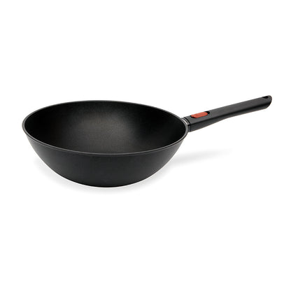 Wok antiaderente in alluminio riciclato facile da maneggiare 35% più leggera delle padelle Diamond Lite, adatta a tutti i tipi di cucine. Il rivestimento antiaderente Saphir è perfetto per cucinare senza grassi, manico removibile. Lavabile in lavastoviglie • Dimensioni: Ø 30 x 10 cm. In negozio e online su tuttochic.live