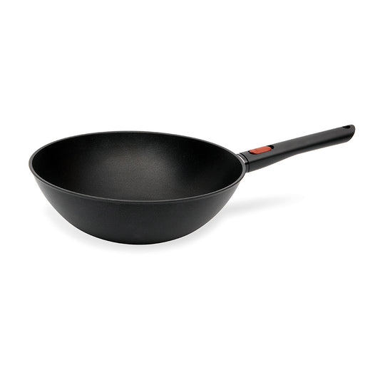 Wok antiaderente in alluminio riciclato facile da maneggiare 35% più leggera delle padelle Diamond Lite, adatta a tutti i tipi di cucine. Il rivestimento antiaderente Saphir è perfetto per cucinare senza grassi, manico removibile. Lavabile in lavastoviglie • Dimensioni: Ø 30 x 10 cm. In negozio e online su tuttochic.live