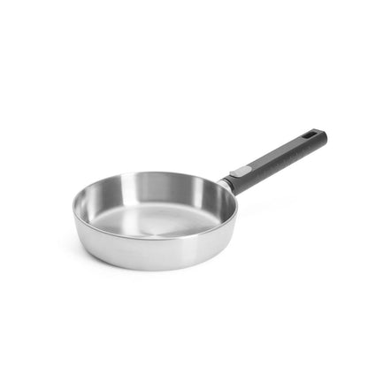 Padella bassa Woll Logic Steel diametro 20 cm in acciaio inox e alluminio con manico rimovibile vista di tre quarti.