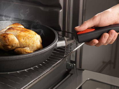 Wok antiaderente in alluminio riciclato facile da maneggiare 35% più leggera delle padelle Diamond Lite, adatta a tutti i tipi di cucine. Il rivestimento antiaderente Saphir è perfetto per cucinare senza grassi, manico removibile. Lavabile in lavastoviglie • Dimensioni: Ø 30 x 10 cm. In negozio e online su tuttochic.live