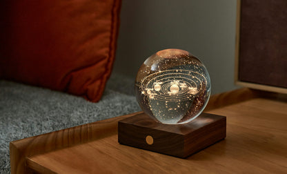 La lampada composta da una sfera in cristallo con decoro interno inciso al laser in 3D su una base quadrata in legno massello di noce naturale. Dimensioni: cm 8 x 8 x h 9,. In negozio e online su tuttochic.live