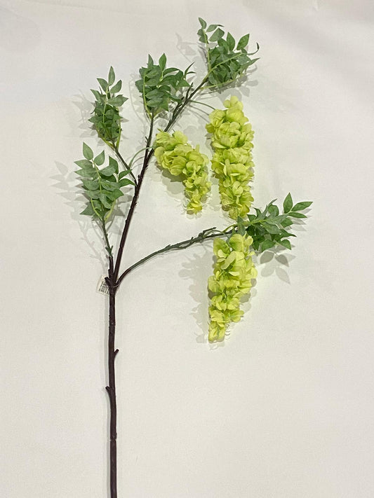 Glicine verde è perfetto per aggiungere un tocco di natura alla tua casa senza l'incombenza di doverlo curare! Con un ramo in plastica resistente e petali e foglie in tessuto realistici Dimensioni: cm 112. In negozio e online su tuttochic.live