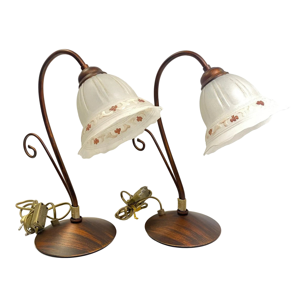Coppia lumetti classici metallo marrone effetto noce e vetro beige.