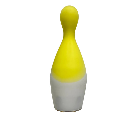 Lampada Birillo Le Cose Nostre in vetro soffiato bianco satinato con collo giallo. Design attribuito a Brandolini Tutto Chic.