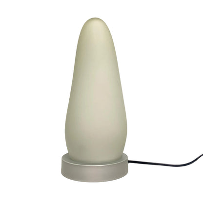 Lampada Sasso Le Cose Nostre in vetro soffiato opale satinato su base tonda in alluminio. Design attribuito a E. Spicciolato Tutto Chic.