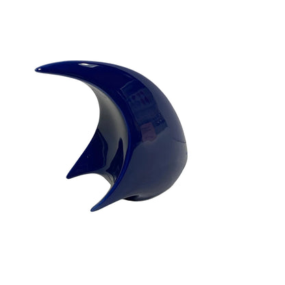 Scultura moderna a forma di pesce a tre punte in ceramica smaltata blu brillante, lavorazione artigianale alta qualità, Tutto Chic.