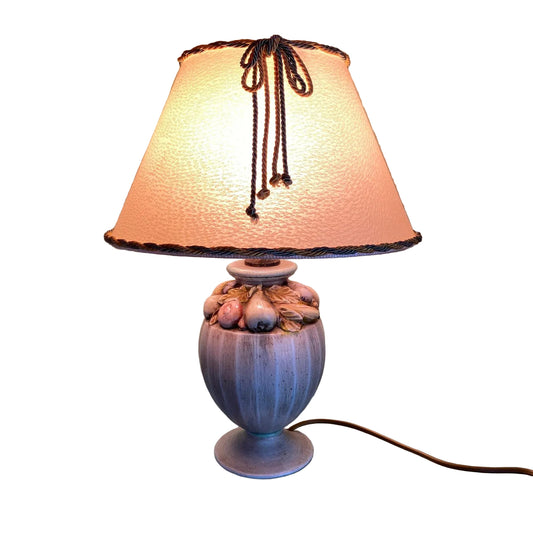 Lampada da tavolo vintage Bosa Ceramiche collezione Melrose, base verde con frutta in rilievo e paralume beige con cordoncini oro, Tutto Chic.