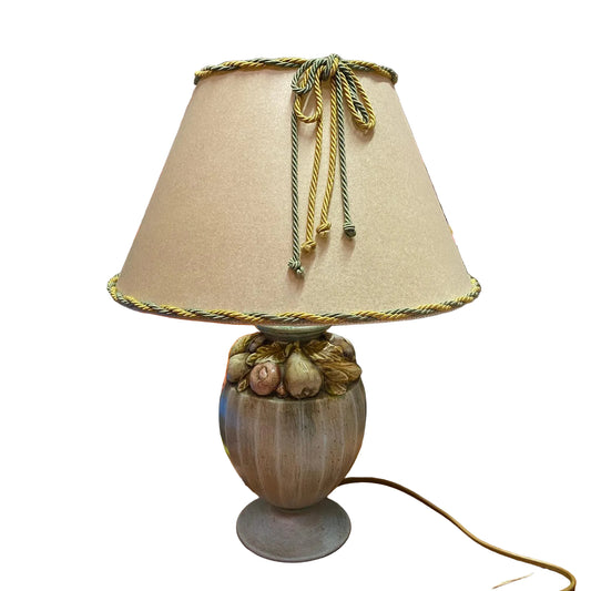 Lampada da tavolo vintage Bosa Ceramiche collezione Melrose, base verde con frutta in rilievo e paralume beige con cordoncini oro, Tutto Chic.