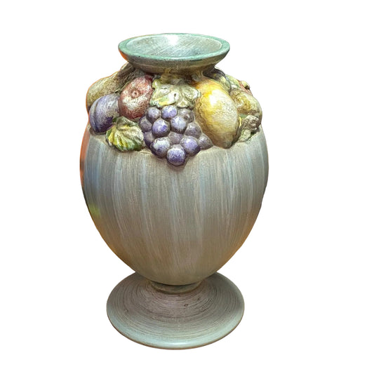 Vaso in ceramica Bosa Ceramiche collezione Melrose, decorazione a mano con ghirlanda di frutta in rilievo su base verde chiaro, design vintage Made in Italy, Tutto Chic.