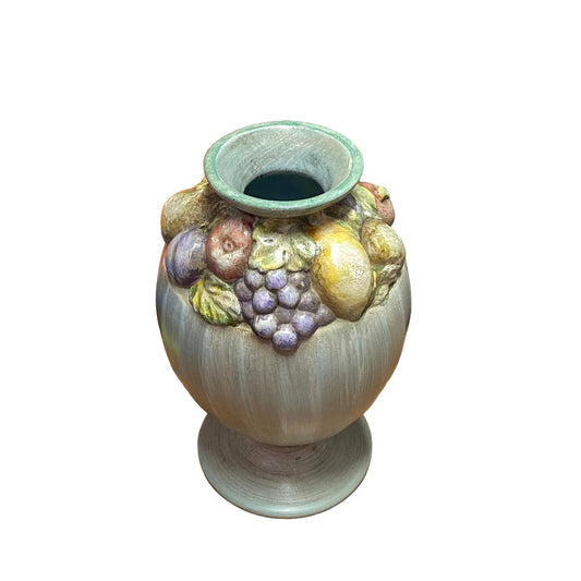 Vaso in ceramica Bosa Ceramiche collezione Melrose, decorazione a mano con ghirlanda di frutta in rilievo su base verde chiaro, design vintage Made in Italy, Tutto Chic.