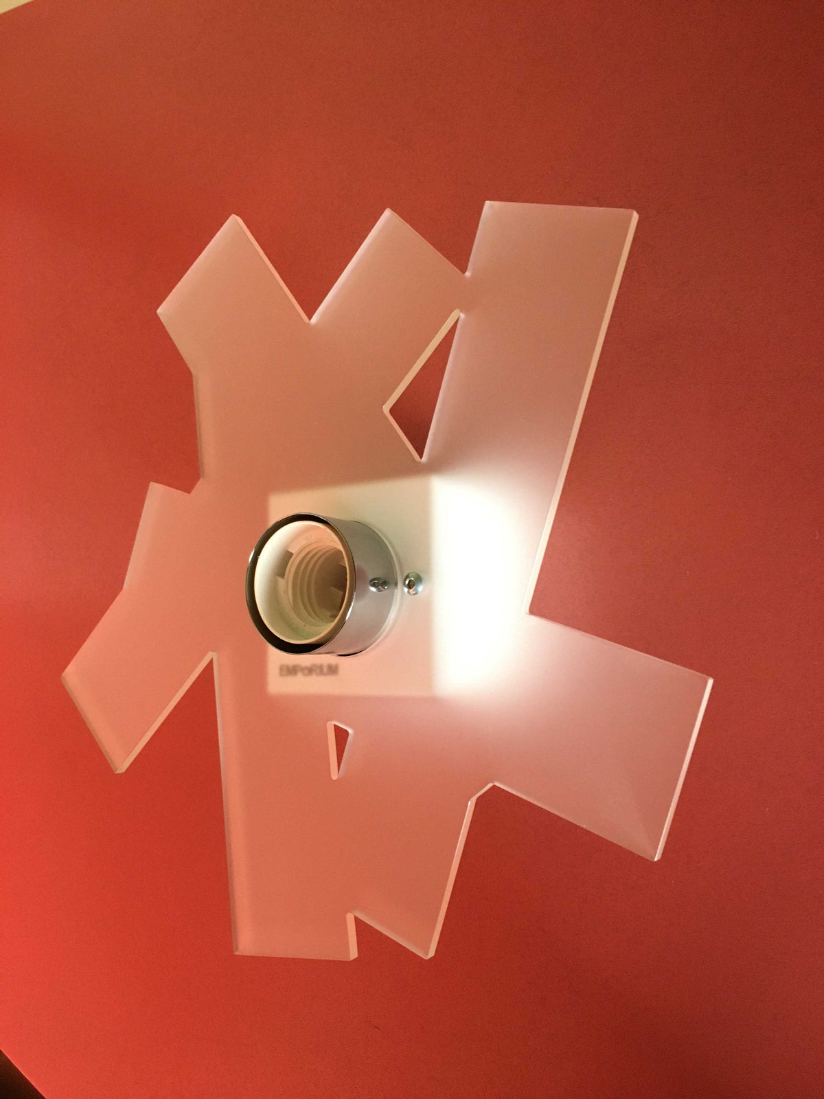 Applique in metacrilato bianco satinato con supporto in metallo verniciato bianco e particolari in metallo cromato. Si può applicare qualsiasi lampadina con attacco filettato E 27 (non inclusa). Dimensioni: cm 26 x 26 x 8,5. In negozio e online su tuttochic.live