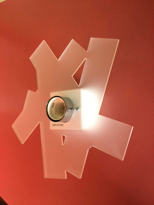 Applique in metacrilato bianco satinato con supporto in metallo verniciato bianco e particolari in metallo cromato. Si può applicare qualsiasi lampadina con attacco filettato E 27 (non inclusa). Dimensioni: cm 26 x 26 x 8,5. In negozio e online su tuttochic.live