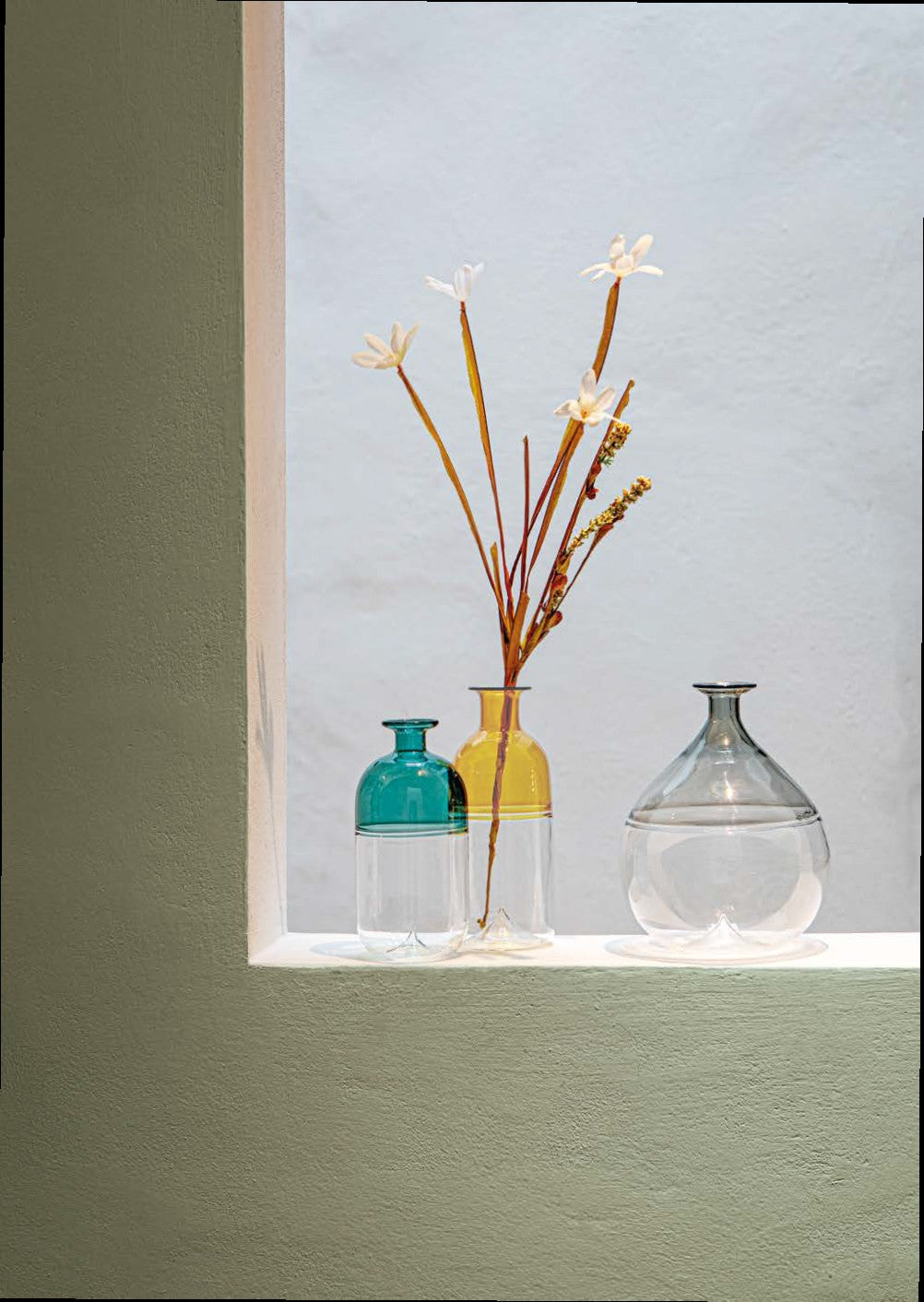 Delicato ed esclusivo, il Vaso monofiore giallo cm 14  della collezione "Ametà" di Rituali Domestici è realizzato in pregiato vetro soffiato borosilicato. Con la sua eleganza senza tempo, questo vaso aggiungerà un tocco di lusso e stile alla tua casa. Dimensioni: Ø 12 x 14.5 h cm. In negozio e online su tuttochic.live 