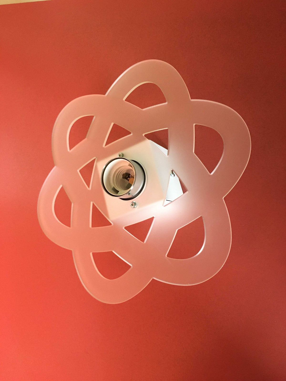 Applique in metacrilato bianco satinato con supporto in metallo verniciato bianco e particolari in metallo cromato. Si può applicare qualsiasi lampadina con attacco filettato E 27 (non inclusa). Dimensioni: cm 26 x 26 x 8,5. In negozio e online su tuttochic.live
