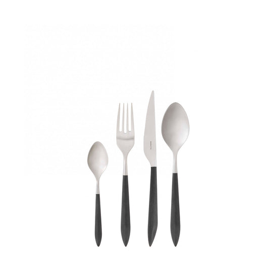 Set 24 pezzi modello Ares, colorazione del manico nero e finitura in acciaio opaco confezionato in scatola finestra. Il Set 24 pezzi è composto da: 6 cucchiai da tavola 6 forchette da tavola 6 coltelli da tavola 6 cucchiaini. Sono lavabili in lavastoviglie 50-55°C. In negozio e online su tuttochic.live