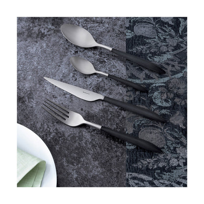 Set 24 pezzi modello Ares, colorazione del manico nero e finitura in acciaio opaco confezionato in scatola finestra. Il Set 24 pezzi è composto da: 6 cucchiai da tavola 6 forchette da tavola 6 coltelli da tavola 6 cucchiaini. Sono lavabili in lavastoviglie 50-55°C. In negozio e online su tuttochic.live