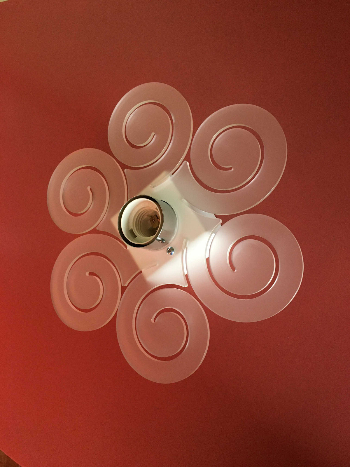 Applique in metacrilato bianco satinato con supporto in metallo verniciato bianco e particolari in metallo cromato. Si può applicare qualsiasi lampadina con attacco filettato E 27 (non inclusa). Dimensioni: cm 26 x 26 x 8,5. In negozio e online su tuttochic.live
