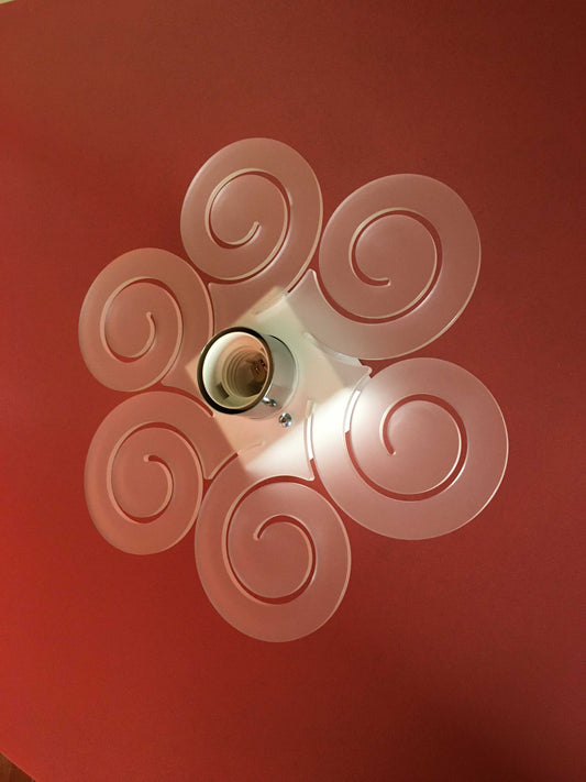 Applique in metacrilato bianco satinato con supporto in metallo verniciato bianco e particolari in metallo cromato. Si può applicare qualsiasi lampadina con attacco filettato E 27 (non inclusa). Dimensioni: cm 26 x 26 x 8,5. In negozio e online su tuttochic.live