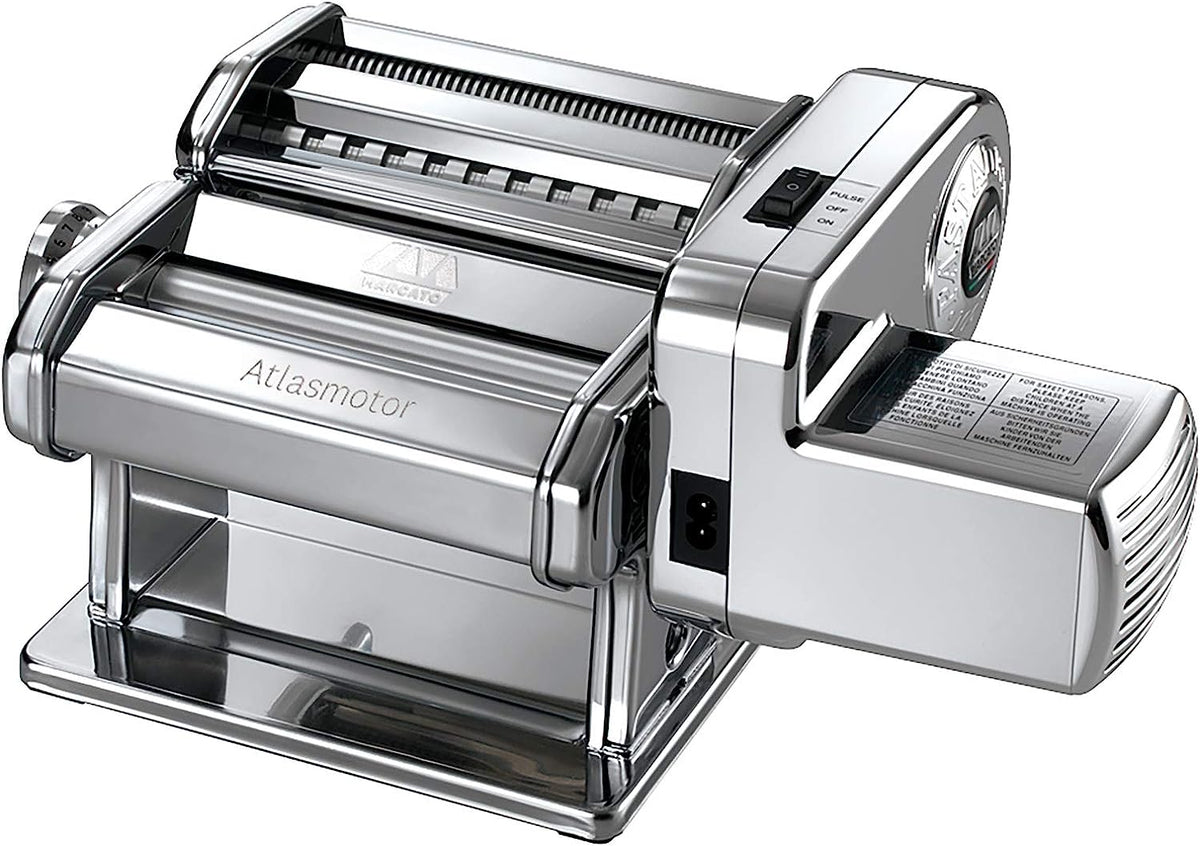 Atlasmotor semplifica la preparazione della pasta fresca, grazie al pratico motore che ti permette di lavorare liberamente su qualsiasi superficie, senza affaticarti. Hai entrambe le mani libere durante l'utilizzo; non devi fissare la macchina al tavolo di lavoro. In negozio e online su tuttochic.live