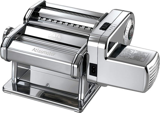 Atlasmotor semplifica la preparazione della pasta fresca, grazie al pratico motore che ti permette di lavorare liberamente su qualsiasi superficie, senza affaticarti. Hai entrambe le mani libere durante l'utilizzo; non devi fissare la macchina al tavolo di lavoro. In negozio e online su tuttochic.live
