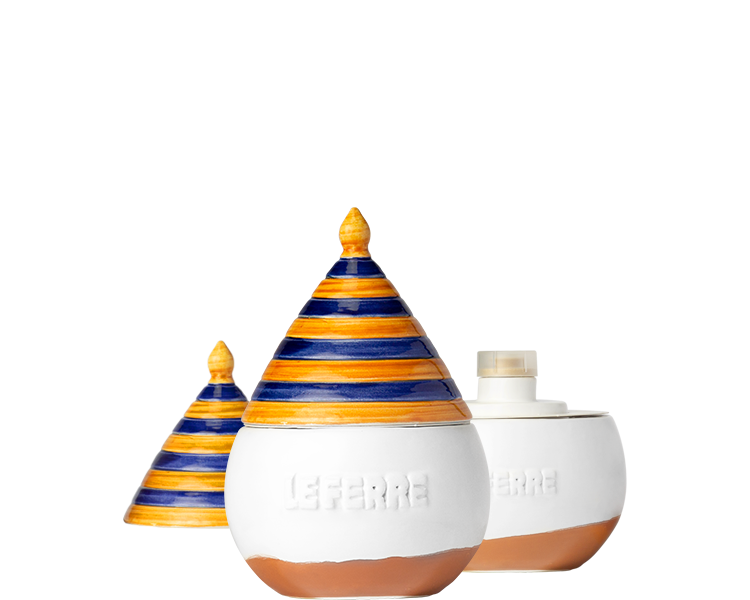 Truttulà è un contenitore in ceramica con coperchio, realizzato completamente e dipinto a mano. Dimensioni cm Ø 9 x h 13. In negozio e online su tuttochic.live