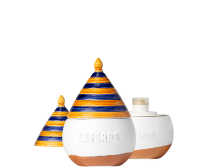 Truttulà è un contenitore in ceramica con coperchio, realizzato completamente e dipinto a mano. Dimensioni cm Ø 9 x h 13. In negozio e online su tuttochic.live