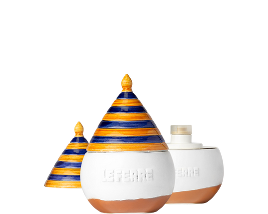 Truttulà è un contenitore in ceramica con coperchio, realizzato completamente e dipinto a mano. Dimensioni cm Ø 9 x h 13. In negozio e online su tuttochic.live