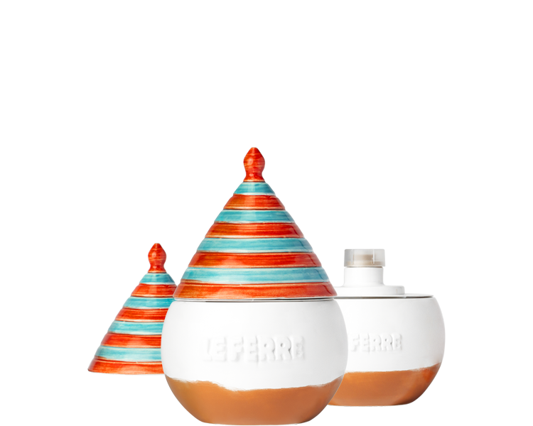 Truttulà è un contenitore in ceramica con coperchio, realizzato completamente e dipinto a mano. Dimensioni cm Ø 9 x h 13. In negozio e online su tuttochic.live