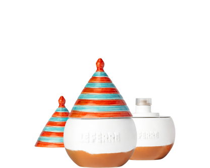 Truttulà è un contenitore in ceramica con coperchio, realizzato completamente e dipinto a mano. Dimensioni cm Ø 9 x h 13. In negozio e online su tuttochic.live