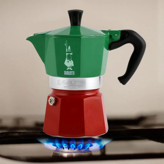 Caffettiera in alluminio da 6 tazze in alluminio Non idonea all'uso su piastra induzione Non lavabile in lavastoviglie Diametro base caldaia: 72 mm Altezza: 155 mm Capacità: 130 ml -La versione Tricolore vuole celebrare nei suoi colori, il rito italiano di preparare un buon caffè. In negozio e online su tuttochic.live