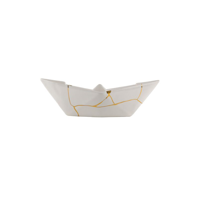 La Barchetta Origami Kintsugi in ceramica può essere utilizzata come portaoggetti, svuotatasche o fermacarte, Dimensioni: cm 21 x 9 x h 7. In negozio e online su tuttochic.live