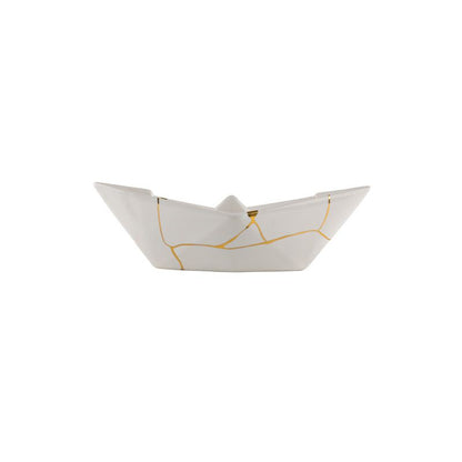 La Barchetta Origami Kintsugi in ceramica può essere utilizzata come portaoggetti, svuotatasche o fermacarte, Dimensioni: cm 21 x 9 x h 7. In negozio e online su tuttochic.live
